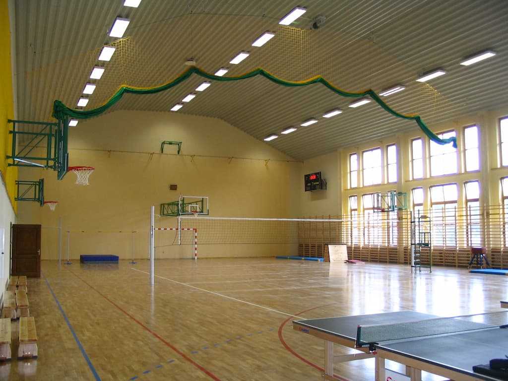 Wnętrze hali sportowej przy Szkole Podstawowej Nr 1 - detale architektoniczne